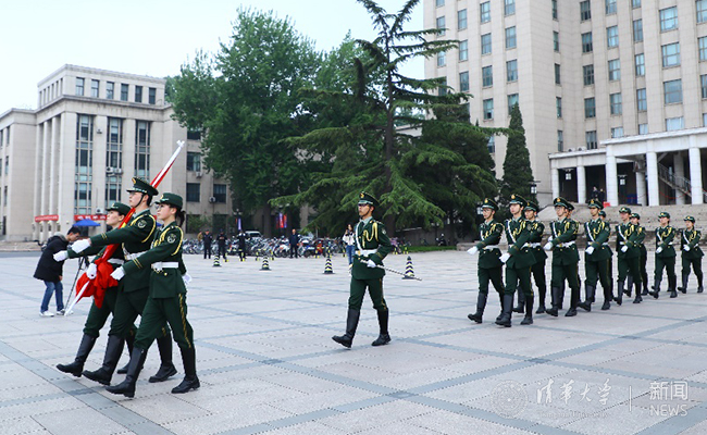 【校庆组图】清华大学校庆日升旗仪式举行