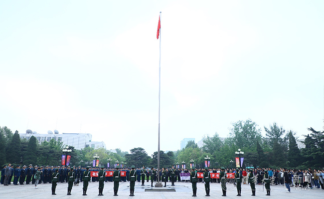 【校庆组图】清华大学校庆日升旗仪式举行